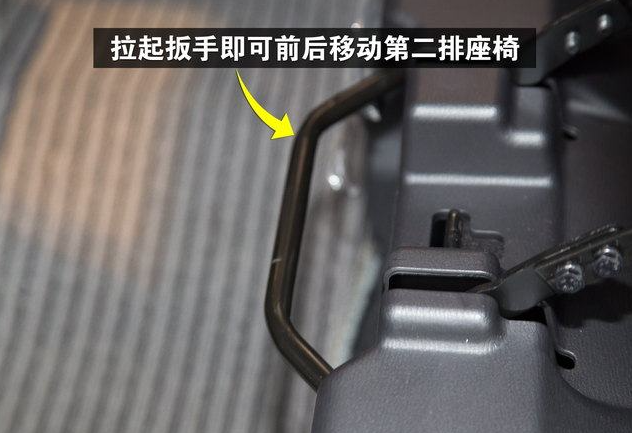 欧尚最后一排座椅怎么放倒 步骤教学
