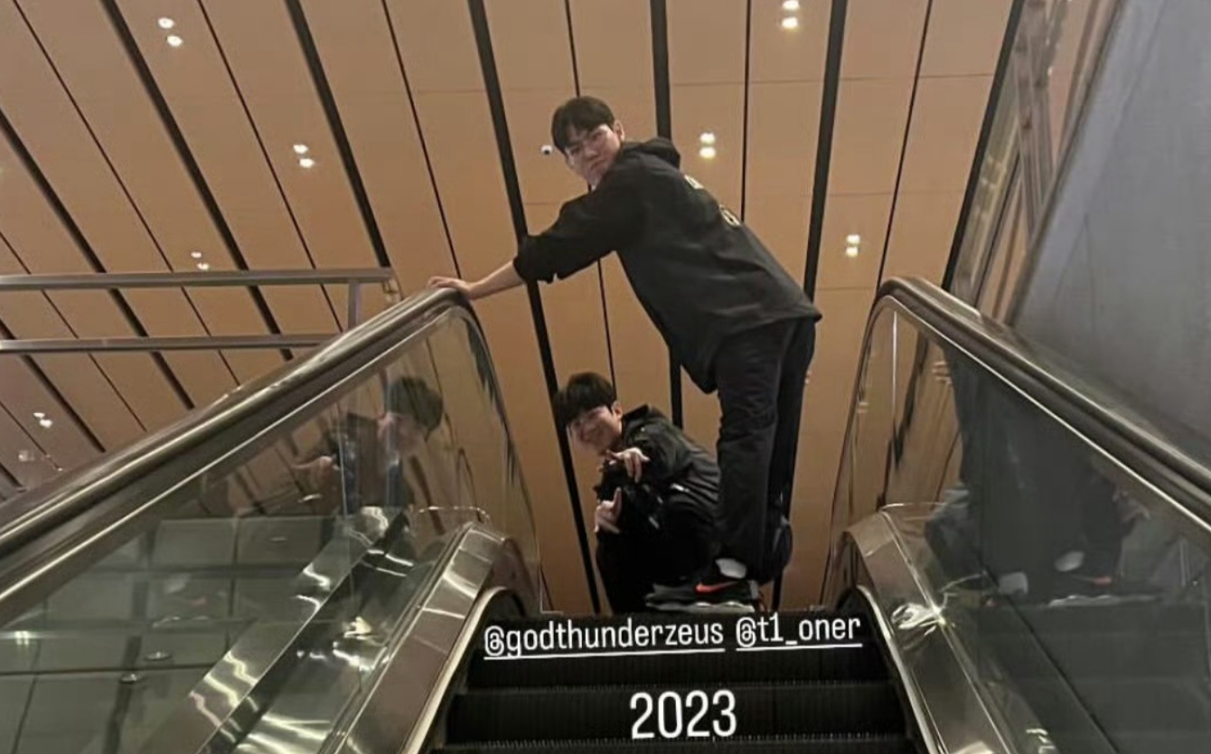Oner你在干嘛！Keria晒照，扶梯上的Zeus和Oner 姿势绝了！