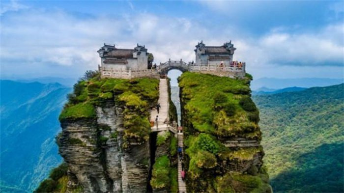 世界上最值得观看的寺庙：梵净山寺悬空近2500米 