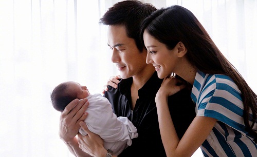 郑嘉颖二胎得子晒全家福 郑嘉颖老婆陈凯琳颜值引热议
