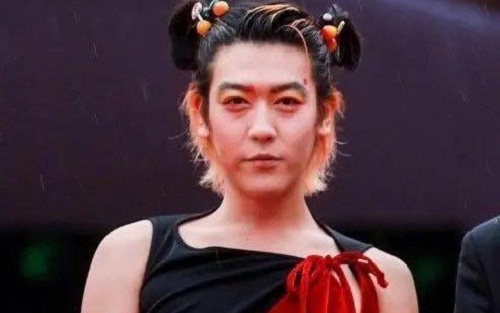 姜思达回应红毯造型说了什么 姜思达造型被指陈志朋继承人