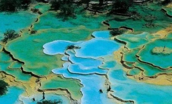 世界规模最大钙化彩池群，黄龙五彩池人间仙境 