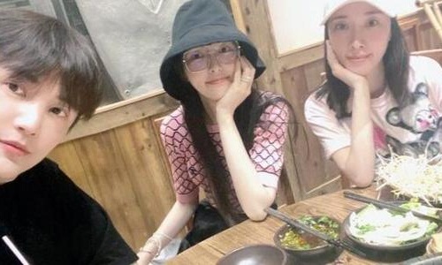 唐嫣孙坚校友聚会,罗晋帮唐嫣孙坚聚会订火锅