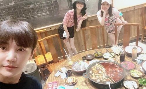唐嫣孙坚等中戏校友聚会晒照引热议 罗晋帮唐嫣孙坚聚会订火锅成热点