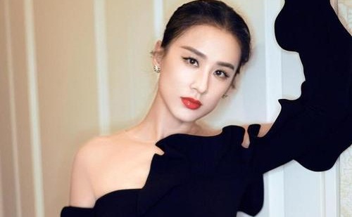 黄圣依拍戏时头部受伤严重吗 助理发现场视频网友直呼心疼