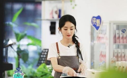 赵丽颖扒拉菜碟被吐槽,黄晓明张亮为赵丽颖发声