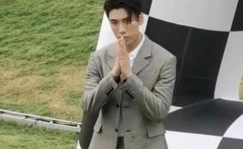 王子异拜记者,记者问王子异为什么要拜我