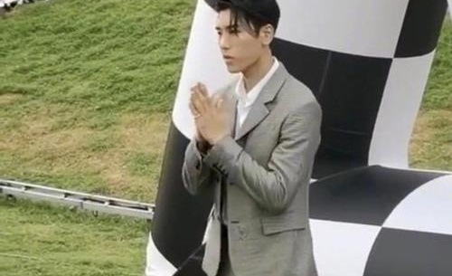 王子异拜记者,记者问王子异为什么要拜我
