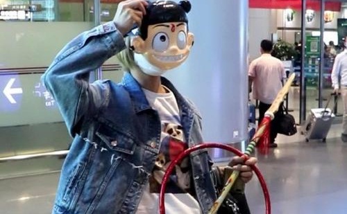 宁静机场被粉丝送哪吒套装,宁静哪吒