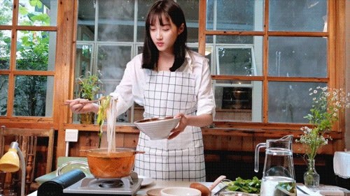 关晓彤分享自制改良版螺蛳粉喜提热搜 美食博主再次上线