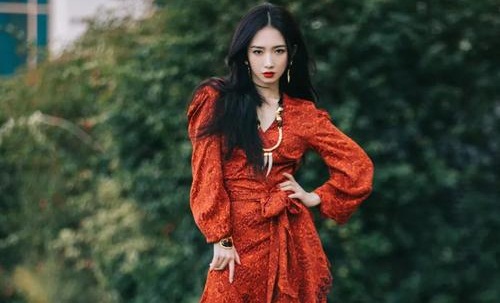 孟美岐甩飞假发片怎么回事 孟美岐认真营业没想到尴尬了
