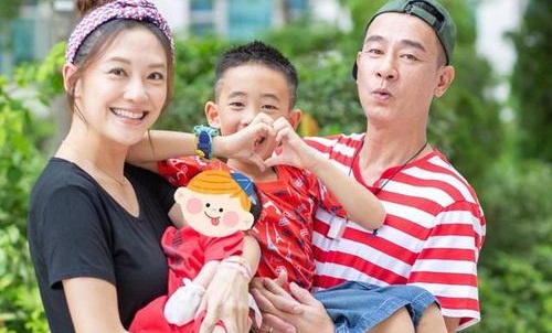 应采儿晒一家四口合照,应采儿陈小春新生日记
