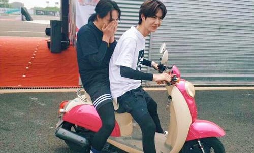 尹正王一博是什么时候认识,尹正王一博摩托车
