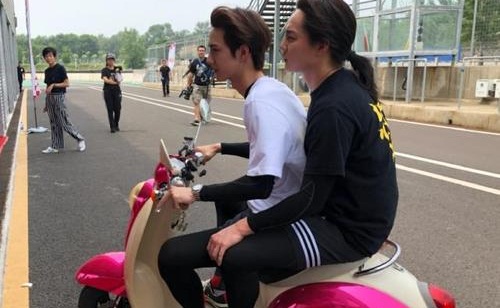 尹正王一博是什么时候认识,尹正王一博摩托车