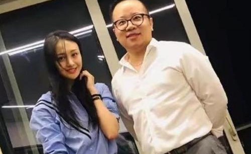 郑爽我为我的鲁莽道歉,郑爽和装修人员合影,郑爽
