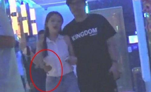 王岳伦微博发文表白李湘王诗龄,王岳伦与女子举