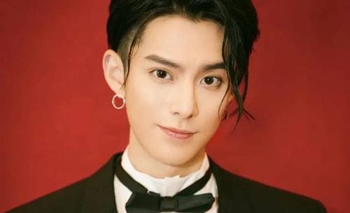 王鹤棣新恋情疑曝光 与神秘女子亲密互动引热议