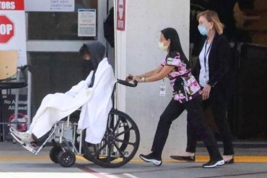 黑豹男主角,博斯曼患癌去世