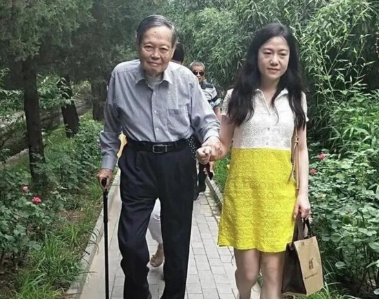 97岁杨振宁精神抖擞状态好,翁帆发福
