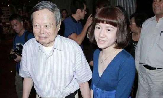 97岁杨振宁精神抖擞状态好,翁帆发福