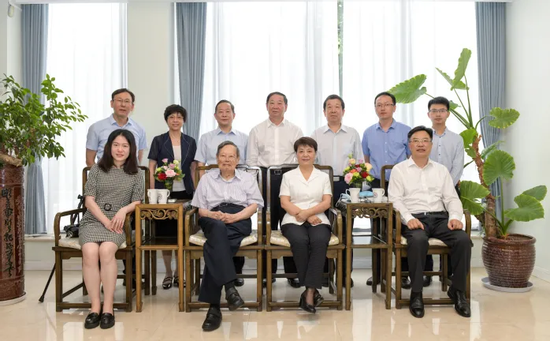 97岁杨振宁精神抖擞状态好 翁帆发福憔悴老了不少