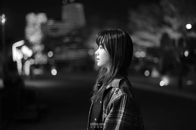 谭松韵最新消息写真 黑白画面眼神有戏镜头感强（图片）