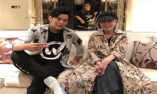 周杰伦妈妈好会穿引热议 周杰伦晒照详情大赞妈妈时尚感十足