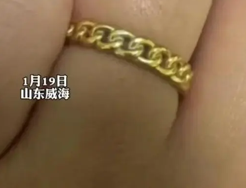 发现金戒指褪色竟救自己一命,褪色背后的救命故事