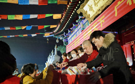 西安市民凌晨广仁寺排队领粥,有人凌晨2点就开始排队等候