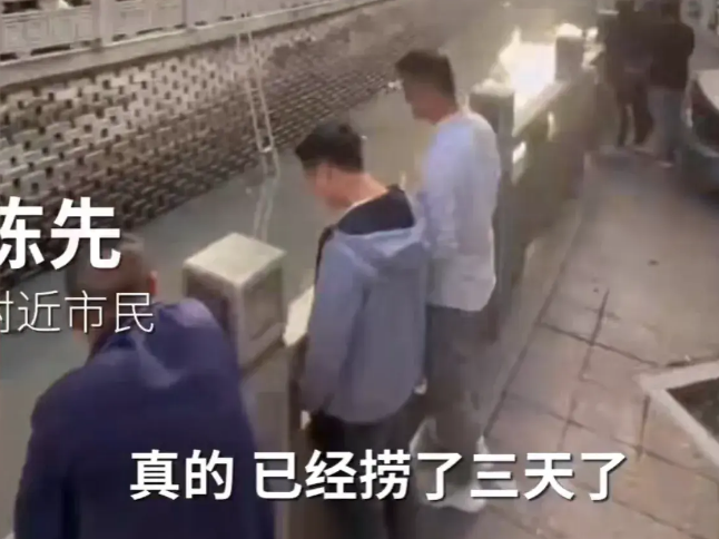 主播展示百万帝王绿翡翠手滑掉河里,找三天还未找到