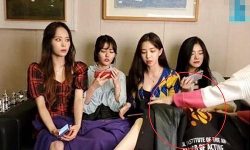 韩女团成员用衣服遮腿被阻止 递衣服人员疑被掌掴凶骂详情惹争议