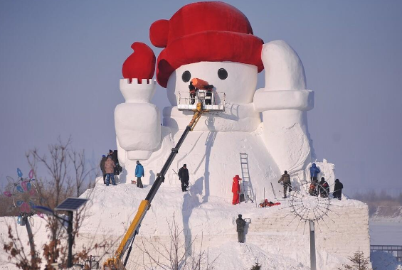 哈尔滨迎来今冬首个大雪人,笑迎八方来客