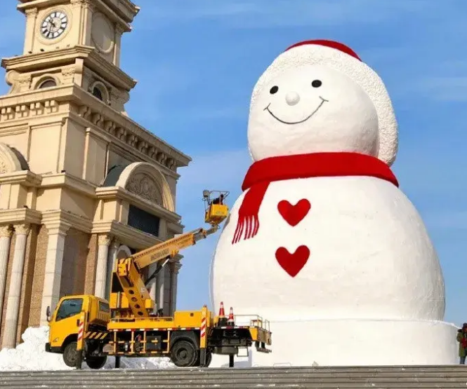 哈尔滨迎来今冬首个大雪人,笑迎八方来客