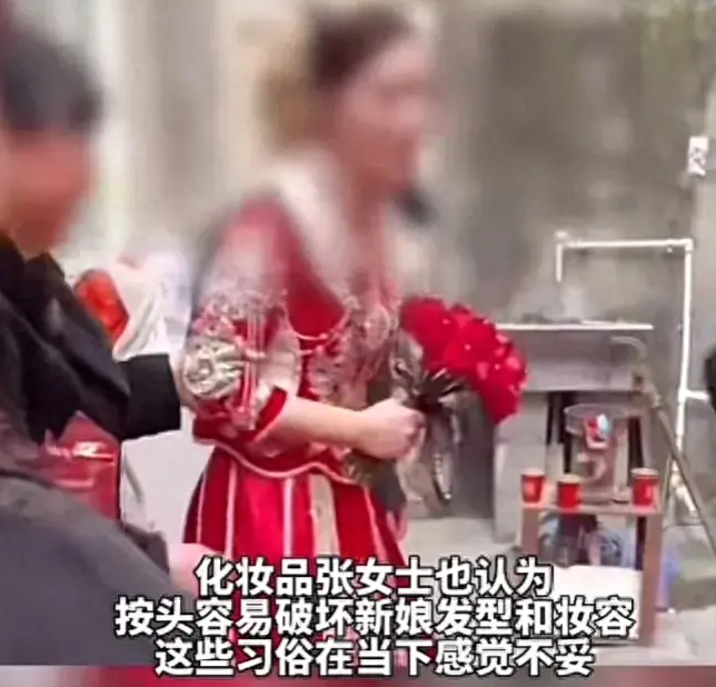 新娘夫妻对拜时被一女子用力按头,呼吁大家尊重新人的意愿和感受