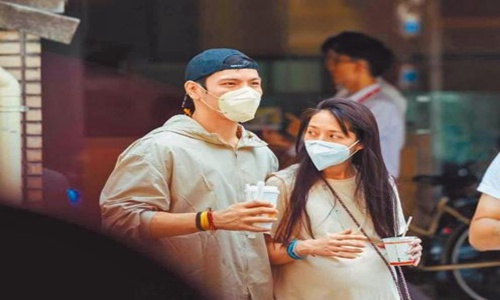 郭碧婷孕肚照最新曝光 向佐郭碧婷街头同框详情尽显甜蜜惹人羡