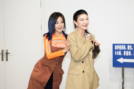 赵薇黄奕两代小燕子同框 网友:爷青回!跨世纪同框详情