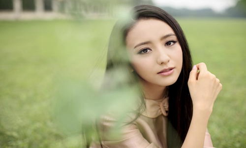 佟丽娅,佟丽娅回应牵手神秘男子
