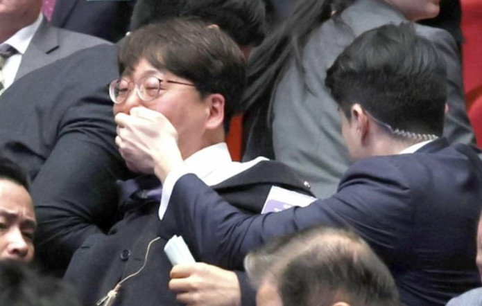 议员与尹锡悦握手后被警卫捂嘴拖走