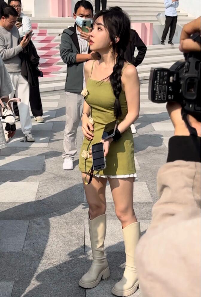 冯提莫哭被提示卖惨违规？接连直播网络卡顿，情绪崩溃怒摔手机