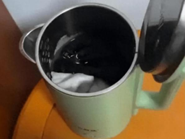 男子在酒店烧水壶中发现多双袜子,老板回应：上一个客人留下的