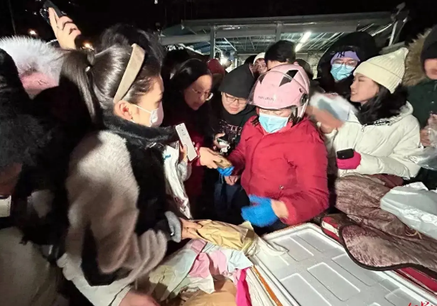 “鹅腿阿姨”回应走红:不想当网红,不想太张扬