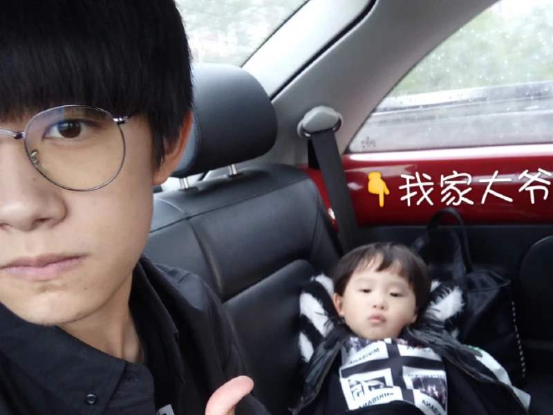 易烊千玺弟弟易烊昱华创魔方纪录 年仅7岁记忆力惊人