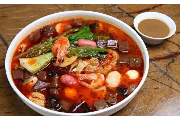 麻辣烫贵到40块都吃不饱,网友：要看地方