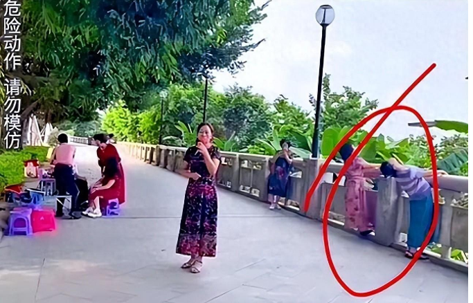 大妈健身时拉断石栏杆,力气大还是质量差？