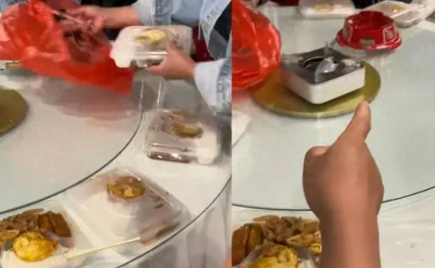 网友吃席发现每人面前都是盒饭,网友：还是断了联系比较好