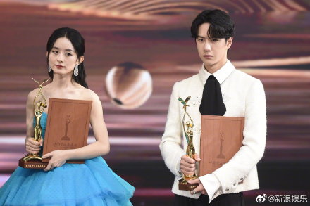 赵丽颖给王一博介绍前辈 王一博赵丽颖获观众喜爱男女演员奖详情