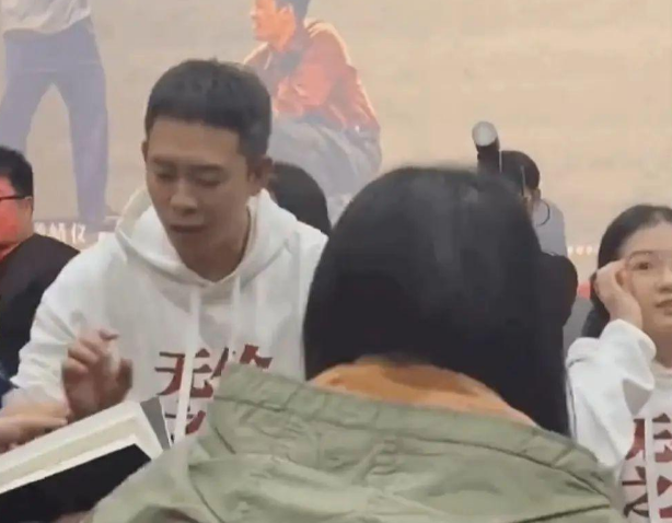 张译拒签《狂飙》实体书,一时之间他再次成为舆论关注的焦点