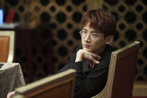 白敬亭丢了眼镜通过网友找回,白敬亭cos小金人