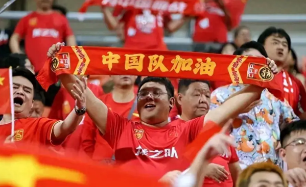 超200名球迷凌晨机场接机国足,球迷热情：签名、合影