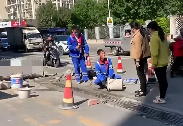 奔驰车上两女子骂路政工人叫花子,女子嚣张态度让人可恨